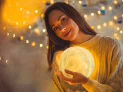 GAO LED Deko Leuchte MOND USB Tischlampe Mit Holzgestell Fernbedienung & Farbwechsel -Lamp Geschaft led deko leuchte mond usb tischlampe mit holzgeste 4